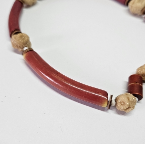 VINTAGE Plastic & Glass Cream and Red Beaded Necklace - Picture 5 of 6